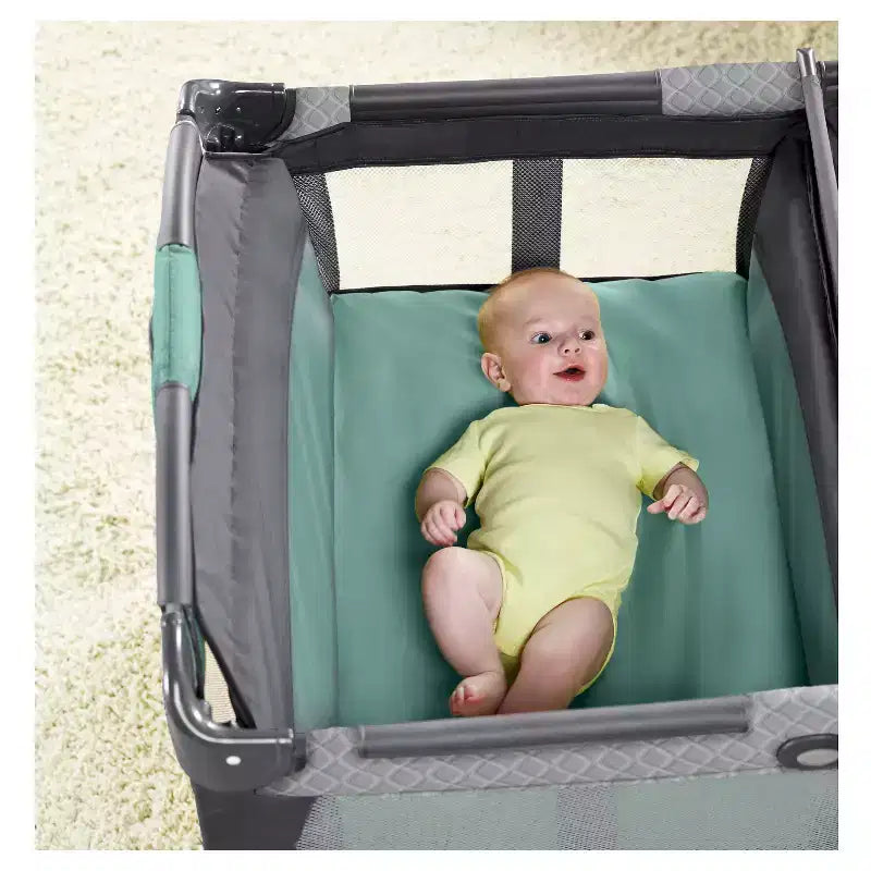 Graco Pack 'n Play Change 'n Carry Playard - Manor: Ruote Bloccabili, Fasciatoio, Giostrina per Culla, Borsa per il Trasporto
