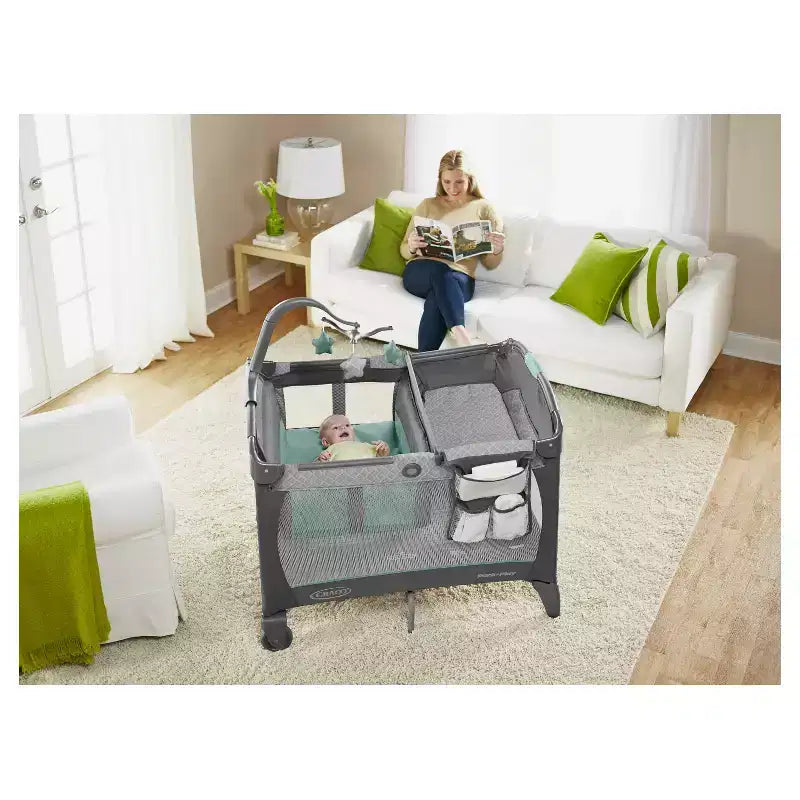 Graco Pack 'n Play Change 'n Carry Playard - Manor: Ruote Bloccabili, Fasciatoio, Giostrina per Culla, Borsa per il Trasporto