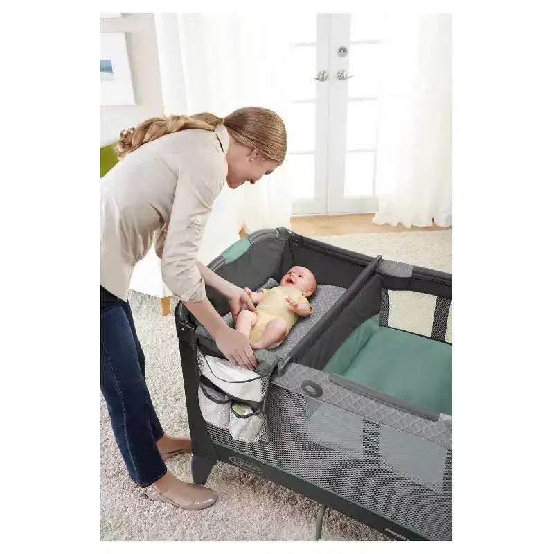 Graco Pack 'n Play Change 'n Carry Playard - Manor: Ruote Bloccabili, Fasciatoio, Giostrina per Culla, Borsa per il Trasporto