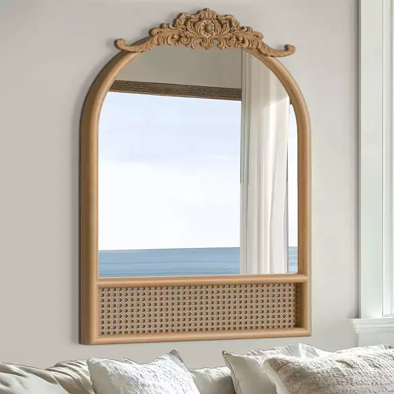Specchio da parete PexFix classico con cornice ad arco intagliata in legno e base in rattan