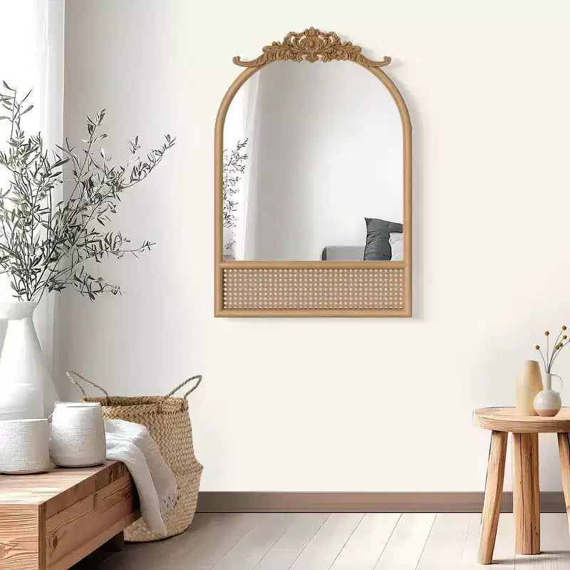 Specchio da parete PexFix classico con cornice ad arco intagliata in legno e base in rattan