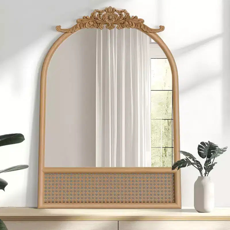 Specchio da parete PexFix classico con cornice ad arco intagliata in legno e base in rattan