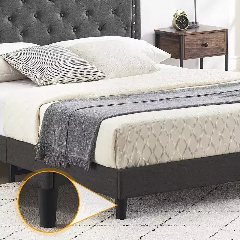 Struttura Letto Imbottita a Piattaforma con Testiera Regolabile Trapuntata a Bottoni e con Borchie Decorative, Supporto a Doghe in Legno, Silenziosa