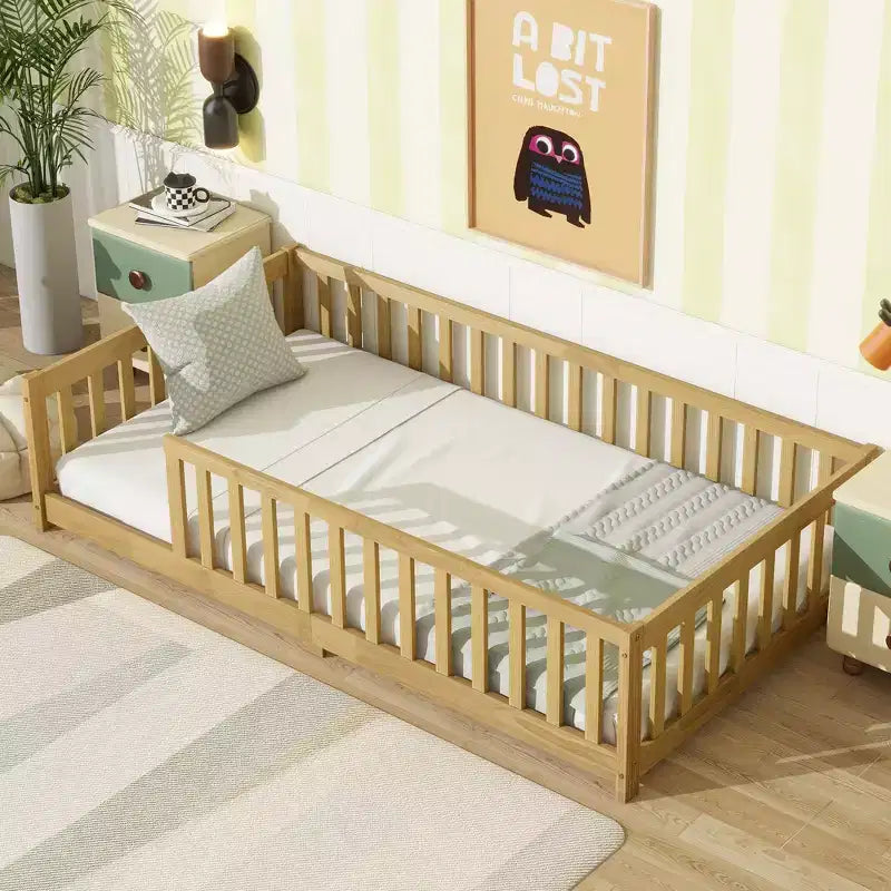 MAYEERTY Letto a Castello Basso con Recinzione Senza Porta, Guardrail a Terra in Legno di Gomma Beige