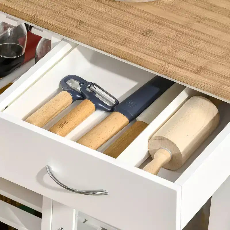 FAMYYT Isola da cucina bianca con piano in legno di bambù da 48 cm, carrello da bar con portabottiglie da 4, portabicchieri, cassetto e armadietto