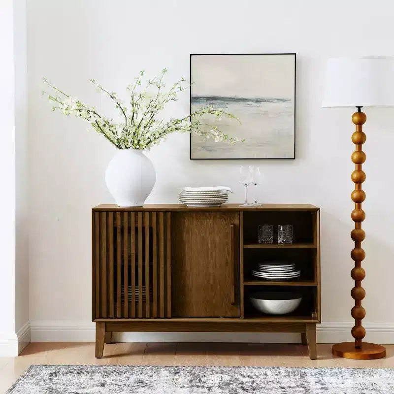 Credenza e porta TV moderno di metà secolo da 47", mobile contenitore a buffet con anta scorrevole a doghe, gambe in legno massello - Panipeachy