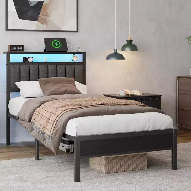 Letto a piattaforma imbottito singolo con luci LED, stazione di ricarica, mensole portaoggetti a 2 livelli, testiera in metallo grigio, nessuna molla necessaria per gaming o dormitorio