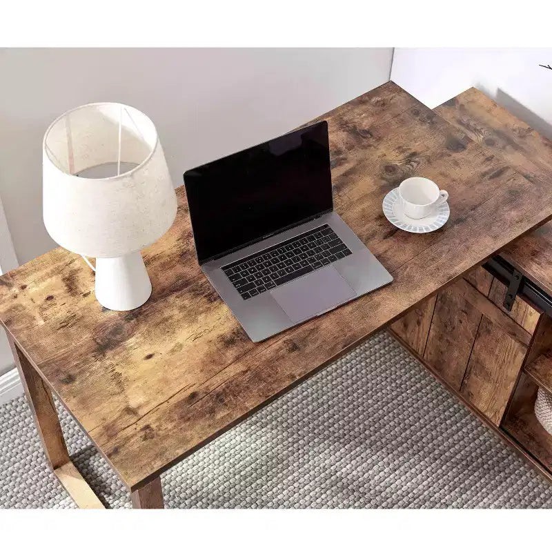 TUYOHW Scrivania a L 47,25", Postazione di Lavoro con Credenza a Porta Scorrevole "Barn Door", Scrivania da Ufficio Reversibile, Postazione di Lavoro Galleggiante con Retro Rifinito