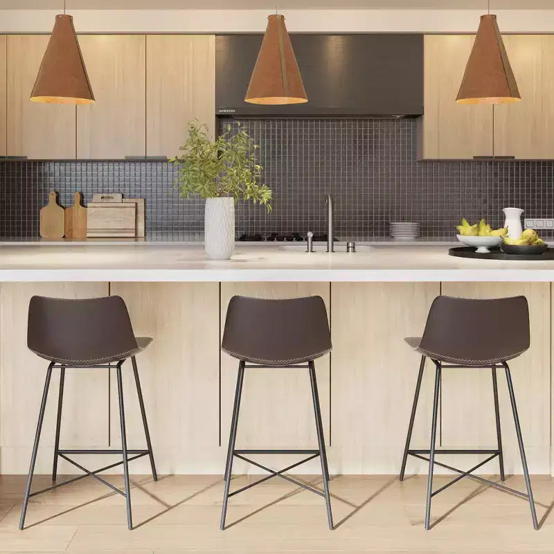 Poly & Bark Set di 3 Sgabelli da Bar Altezza Bancone Paxton da 61 cm Marrone: Rivestiti, Telaio in Acciaio, Design Moderno