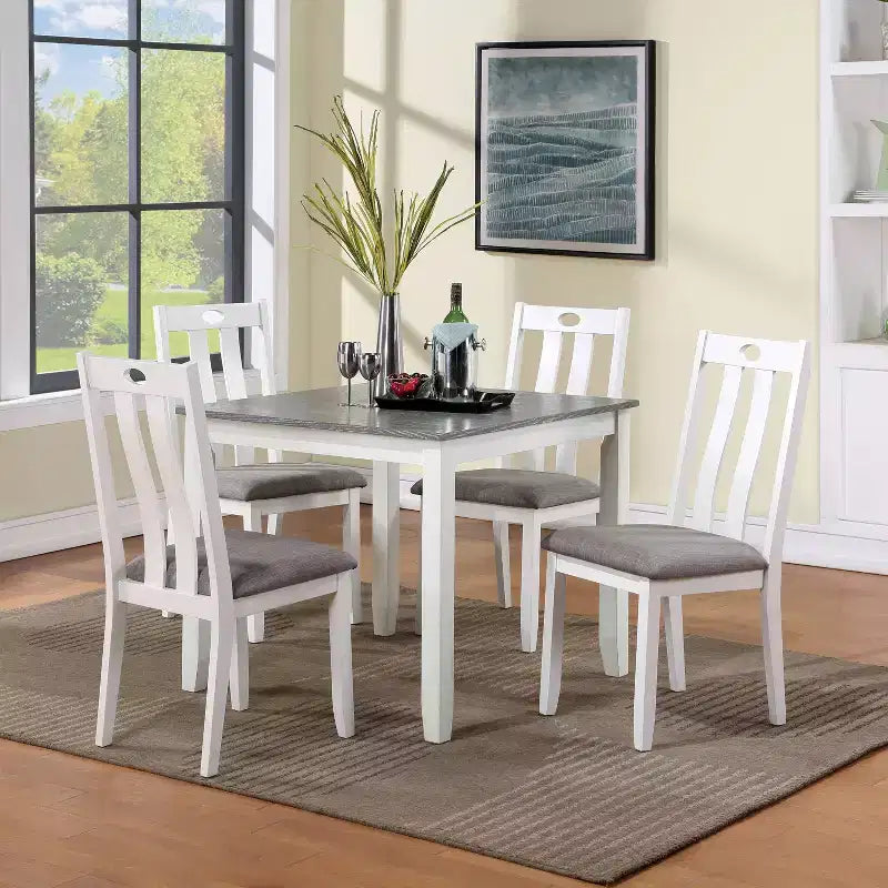 HOMES: Inside + Out Set tavolo da pranzo 5 pezzi Seawhisper stile transizionale Bianco/Grigio: Legno massello, sedie imbottite, stile cottage
