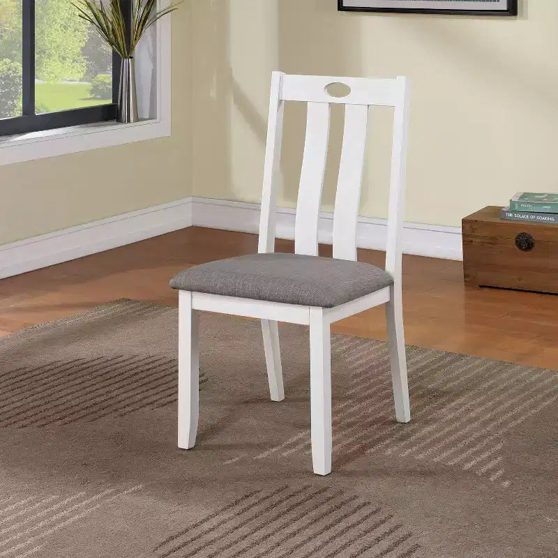 HOMES: Inside + Out Set tavolo da pranzo 5 pezzi Seawhisper stile transizionale Bianco/Grigio: Legno massello, sedie imbottite, stile cottage