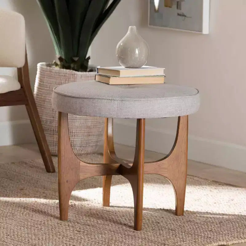 Poggiapiedi ottomano in tessuto e legno Theo grigio-beige/marrone noce - Baxton Studio