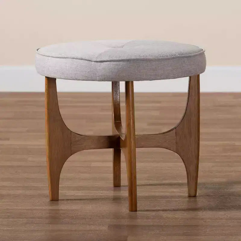 Poggiapiedi ottomano in tessuto e legno Theo grigio-beige/marrone noce - Baxton Studio