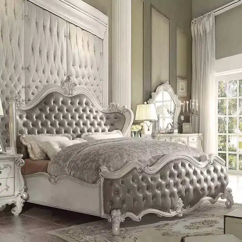 Letto Queen Size 95" Versailles Finitura Vintage Grigio Pelle Sintetica e Bianco Osso - Acme Furniture