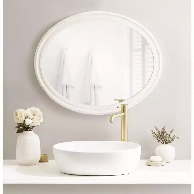 Specchio da parete ovale con cornice Kate e Laurel Mansell, 24x30, Bianco